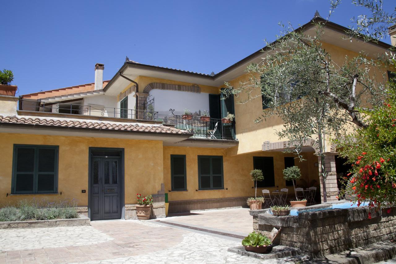 Albergo Da Benedetta Vetralla Exterior photo